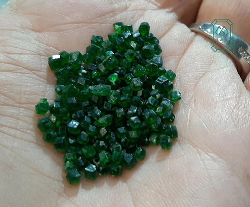 سنگ راف دمانتویید (نوعی گارنت سبز)